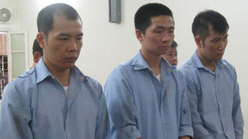 Đằng sau màn kịch 4 ô tô cũ nát bên vệ đường