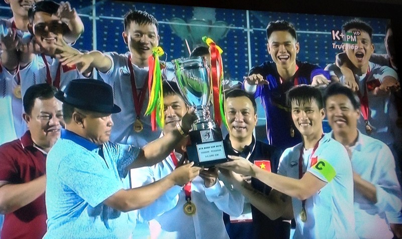 Giây phút ĐTVN nâng cao cúp vô địch tại Myanmar