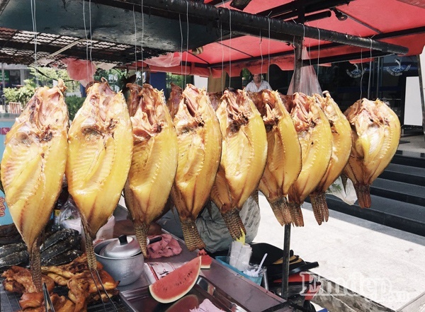 Theo chân cô nàng xinh đẹp khám phá ẩm thực đường phố Thái Lan