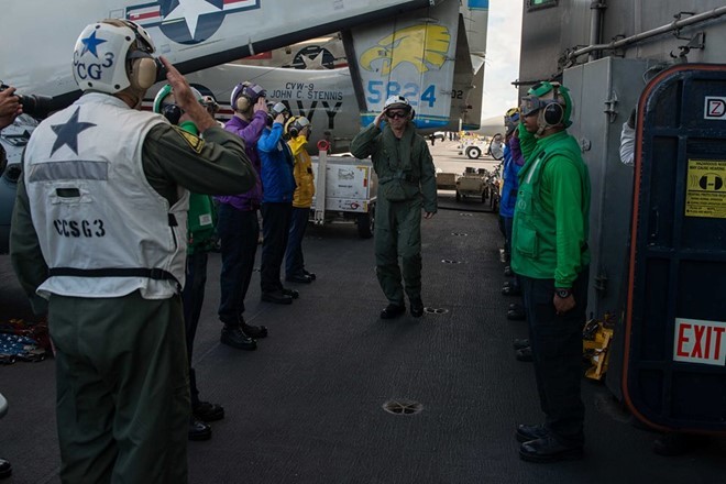 Tư lệnh Hải quân Mỹ lên tàu sân bay ở Biển Đông