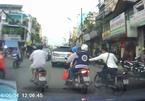 Clip: Màn cướp giật táo tợn trên đường phố Sài Gòn