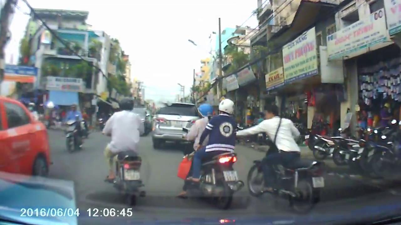 Clip: Màn cướp giật táo tợn trên đường phố Sài Gòn