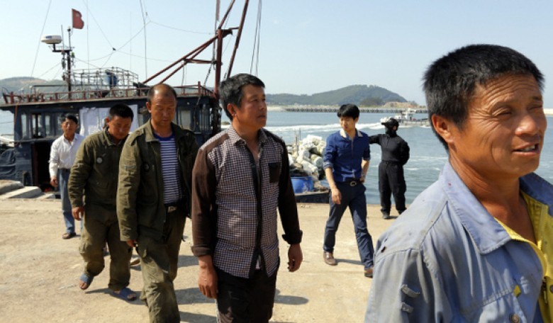 Ngư dân Hàn Quốc vây bắt tàu cá Trung Quốc