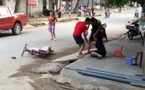 Truy sát kinh hoàng ở Phú Thọ, nam thanh niên bị chém gần lìa tay