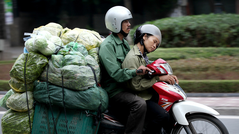 Nhọc nhằn giấc ngủ trên xe máy dọc đường đi chợ