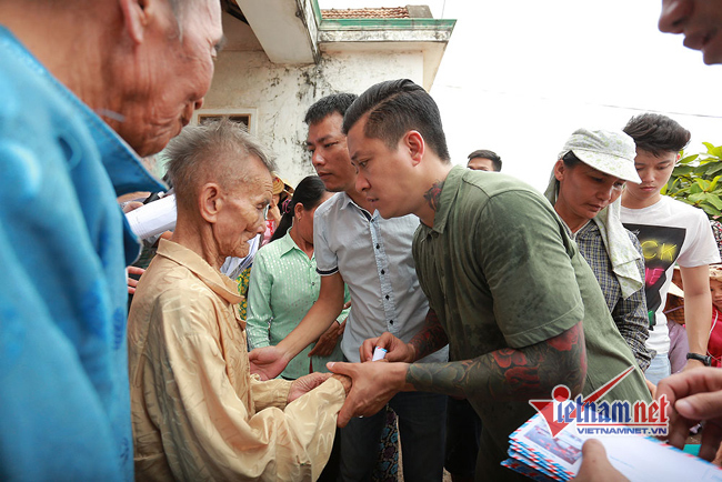 Tuấn Hưng lên tiếng về 'động cơ' làm từ thiện