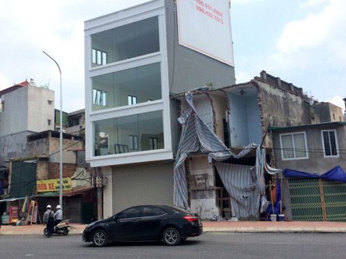 Độc và lạ Hà Nội: Cột điện ‘mọc’ xuyên nhà mới xây