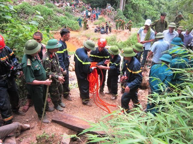 Đưa thi thể 3 phu vàng ra khỏi hang sâu