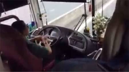 Chạy trên đường cao tốc, tài xế vừa lái xe vừa cuốn bánh tráng ăn