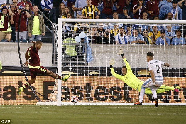 Suarez ngồi ngoài, Uruguay sớm bị loại khỏi Copa America