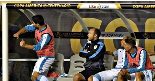 Suarez nổi đóa với thầy vì không được ra sân cứu Uruguay
