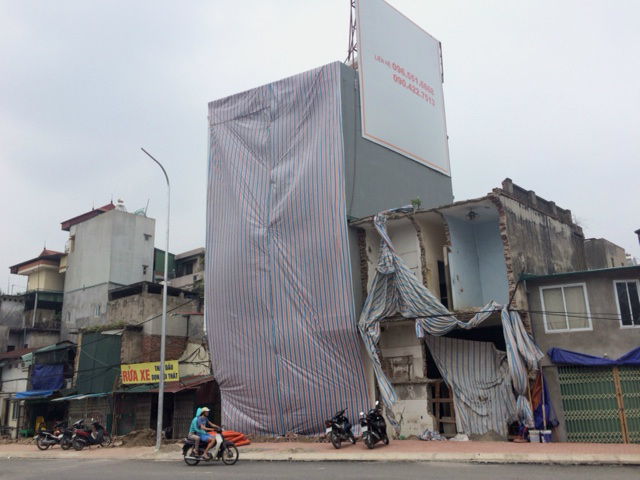Tháo dỡ cột điện 'mọc' xuyên nhà ở Hà Nội