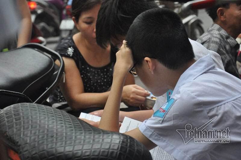 Phụ huynh nghèo toát mồ hôi lo con trượt lớp 10 công lập