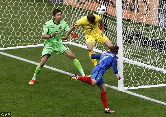 Griezmann đánh đầu đập cột dọc