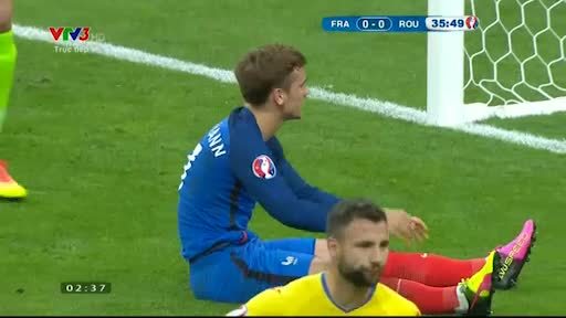 Giroud dứt điểm sạt cột dọc