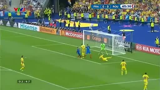 Giroud đánh đầu vọt xà