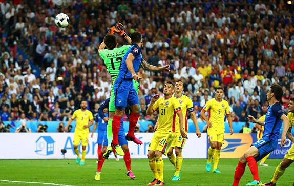 Giroud ghi bàn mở tỷ số