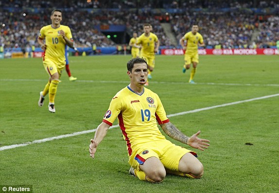 Romania gỡ hòa trên chấm 11m