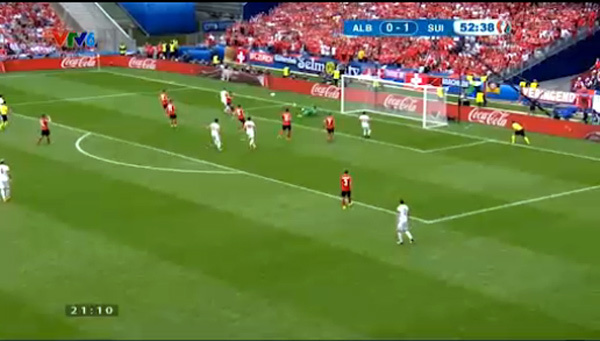 thủ thành Albania cứu thua trong gang tấc