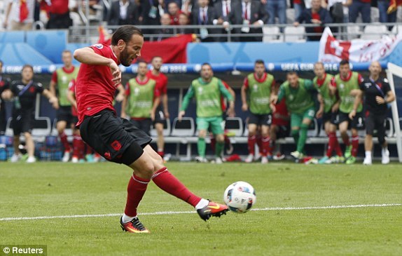 Hysaj bỏ lỡ bàn thắng đáng tiếc