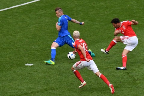 Robson-Kanu ghi bàn nâng tỷ sô lên 2-1 cho Xứ Wales