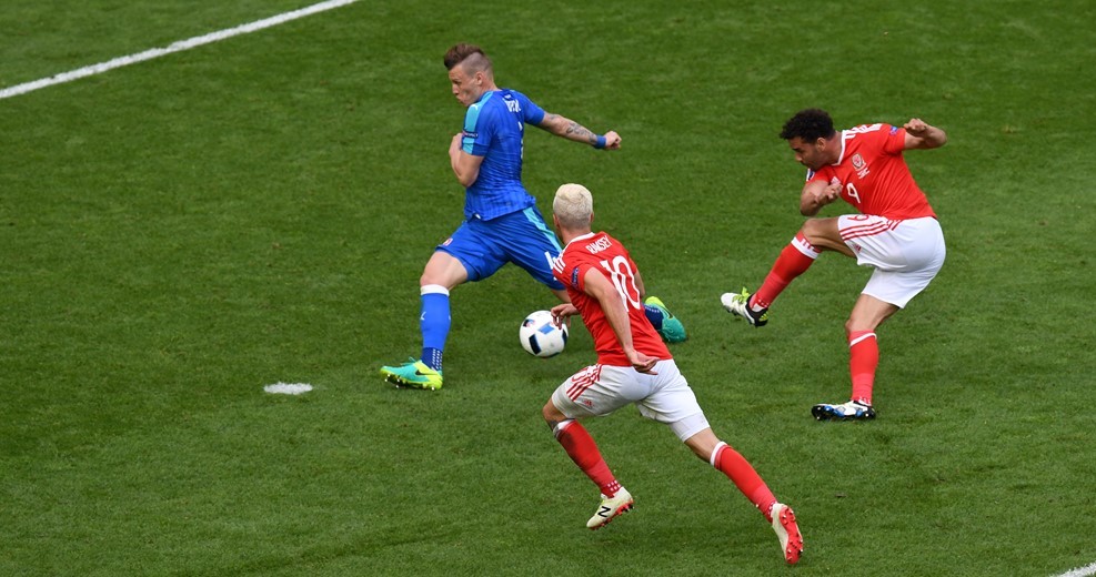 Robson-Kanu ghi bàn nâng tỷ sô lên 2-1 cho Xứ Wales