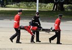 Lính canh ngất giữa lễ mừng sinh nhật Nữ hoàng Anh