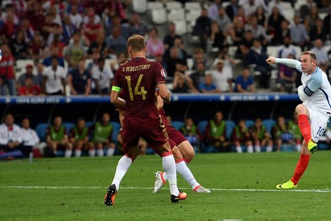 Rooney volley trúng người thủ thành Nga