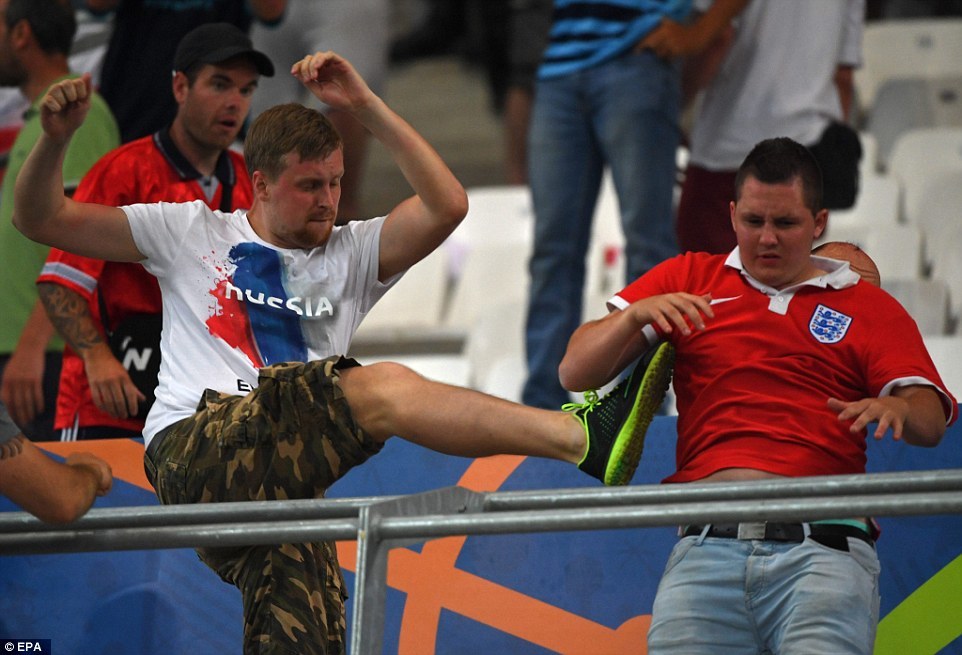 Ultras Nga sôi máu tấn công CĐV Anh trên khán đài