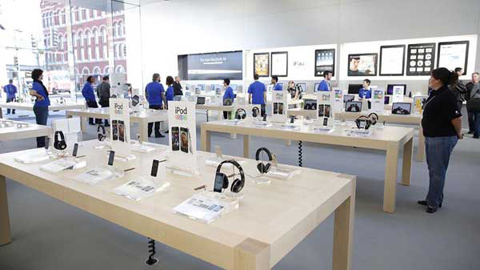 Mặc đồng phục cửa hàng Apple, cuỗm gần trăm chiếc iPhone