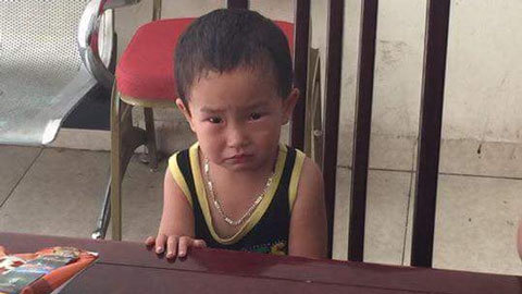 Bé trai bị bỏ rơi cùng bức thư 'bố đi tù, mẹ không đủ sức nuôi'
