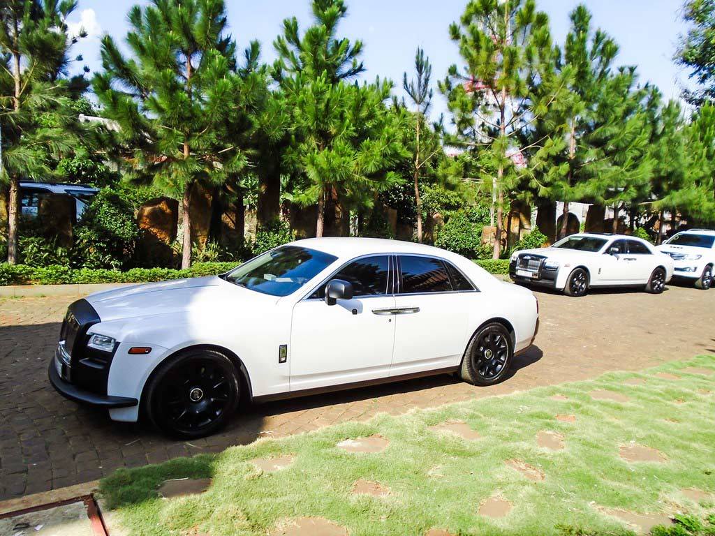Đại gia Đắk Lắk chơi cặp Rolls-Royce đen trắng triệu đô