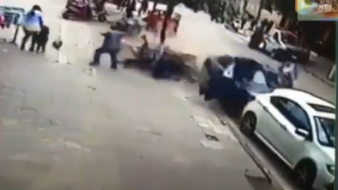 Ô tô càn quét cả loạt người trên phố, người xem khiếp sợ