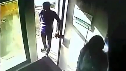 Người đàn ông bị đâm tới tấp khi đang rút tiền ở cây ATM