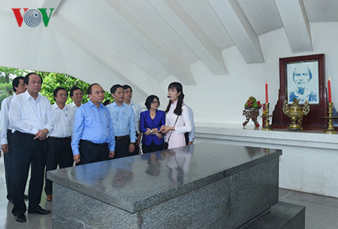 Thủ tướng dâng hương tưởng niệm cụ Phó bảng Nguyễn Sinh Sắc
