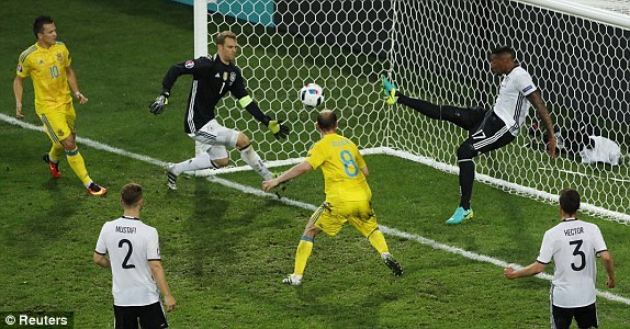 Boateng cứu thua trên vạch vôi