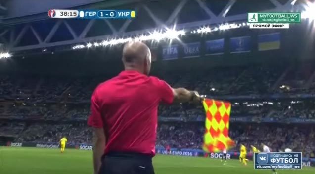 Ukraine ghi bàn trong tư thế việt vị