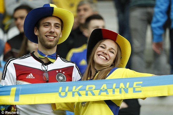 Fan nữ Ukraine đốt cháy khán đài bằng màn cổ vũ sôi động