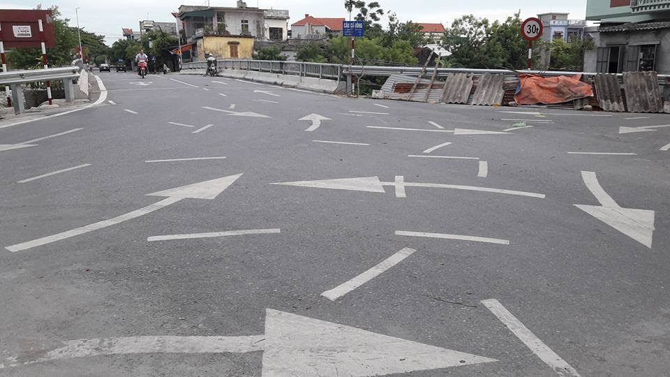 Vạch kẻ phân làn đường như 'trận đồ bát quái'