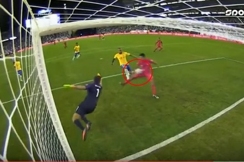 Brazil bị loại khỏi Copa bởi pha ghi bàn bằng tay của Peru