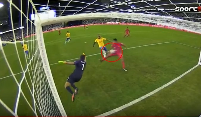Brazil bị loại khỏi Copa bởi pha ghi bàn bằng tay của Peru