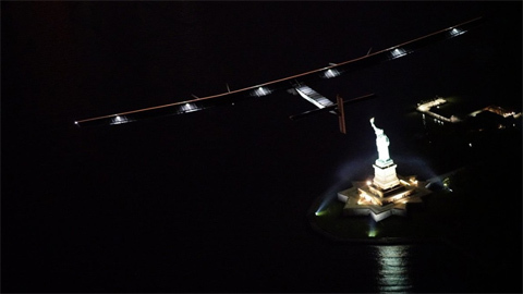 Solar Impulse 2 bay trên bầu trời và hạ cánh New York