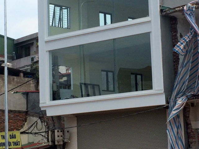 Cột điện ‘mọc’ xuyên nhà: Chủ tịch Hà Nội yêu cầu làm rõ