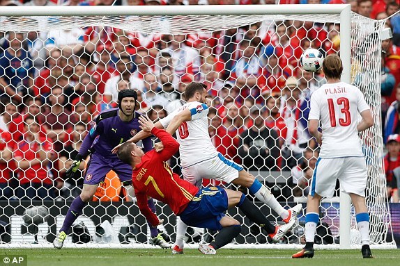 Morata dứt điểm sạt cột dọc