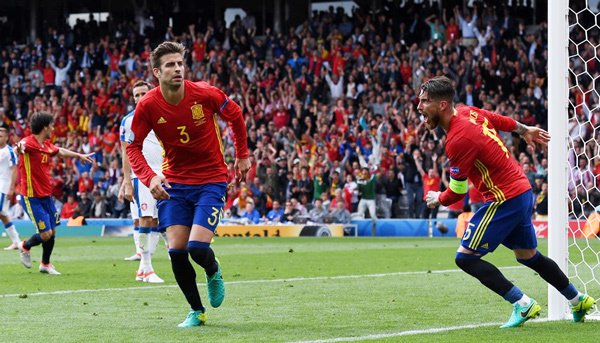 Pique hóa người hùng, Tây Ban Nha thắng phút chót