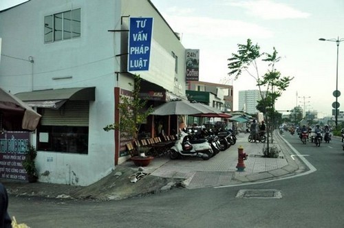 Kỳ lạ: Người Sài Gòn sống trong “hang” bên đại lộ ngàn tỷ