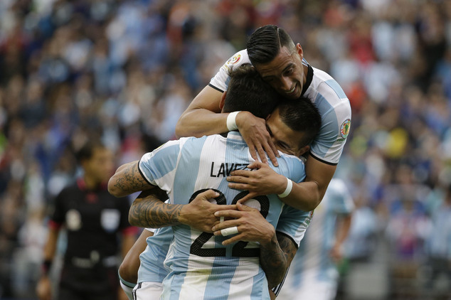 Messi im tiếng, Argentina vẫn thắng 