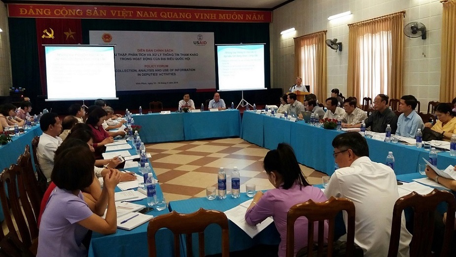 Không dễ dãi 'gật' chính sách bàn giấy