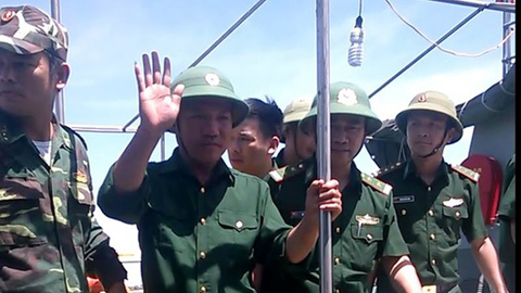 Đón phi công Su-30MK2 vào bờ