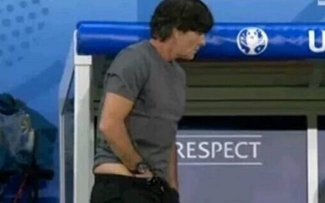 Joachim Loew xin lỗi vì hành động kỳ quặc của mình